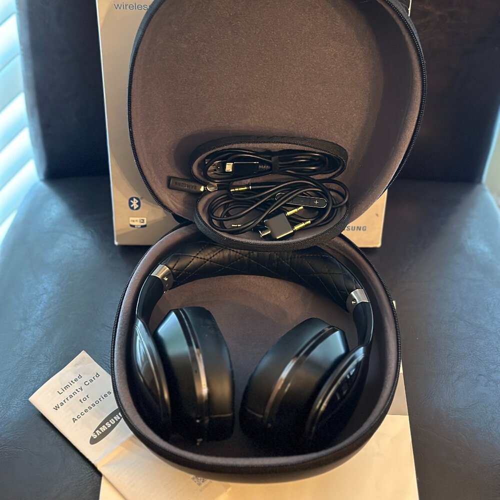 Samsung Level Over Wireless Over Ear Headphones - EXCELLENT Condition